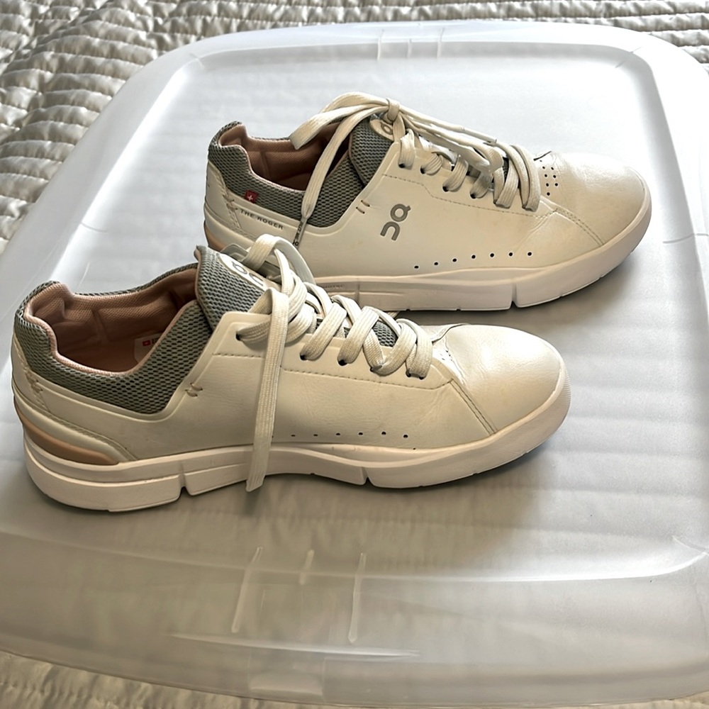 On Cloud/running tennis shoes
